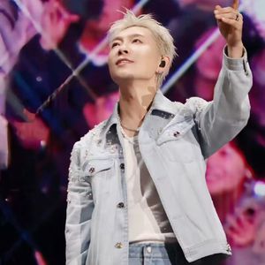 老师脱👙让学生摸🐻站起来做
